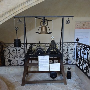 Le bâtiment de lévêché occupé par lhôtel de ville et le musée