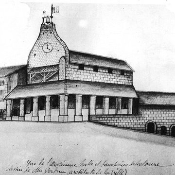 Le bâtiment de lévêché occupé par lhôtel de ville et le musée