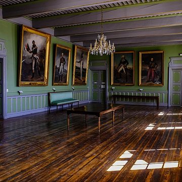 Le bâtiment de lévêché occupé par lhôtel de ville et le musée