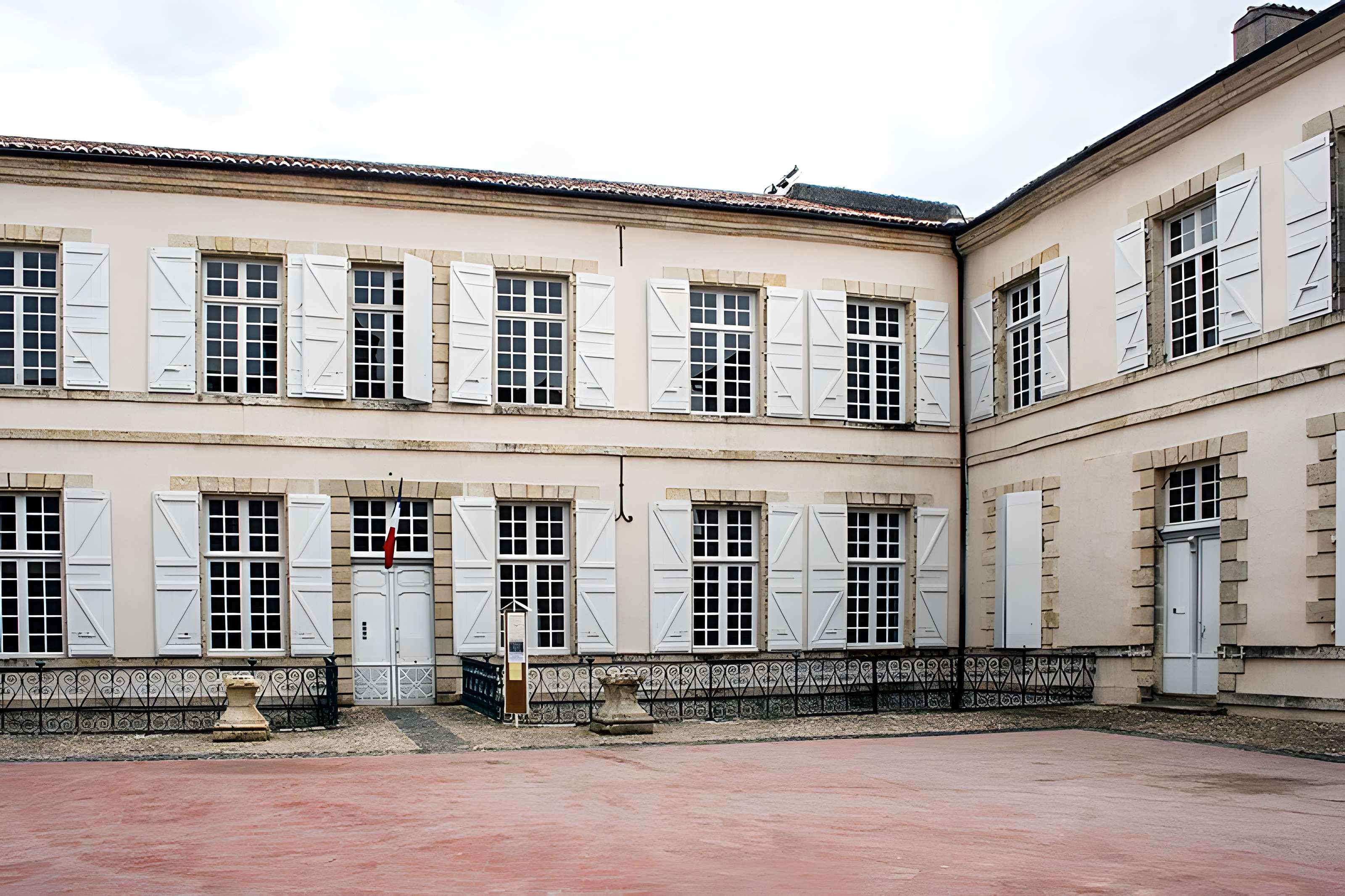 Le bâtiment de l'évêché occupé par l'hôtel de ville et le musée