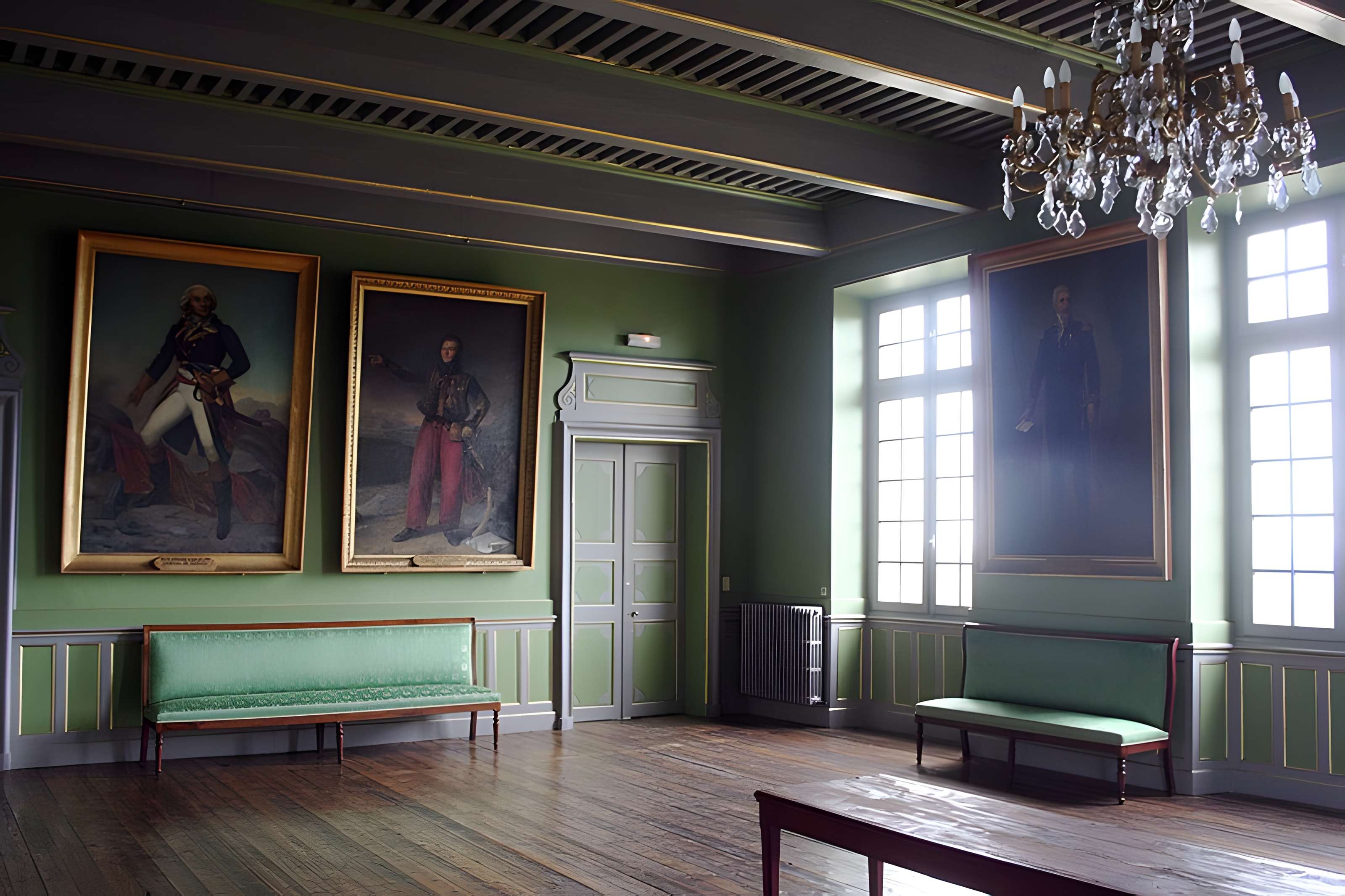 Le bâtiment de l'évêché occupé par l'hôtel de ville et le musée