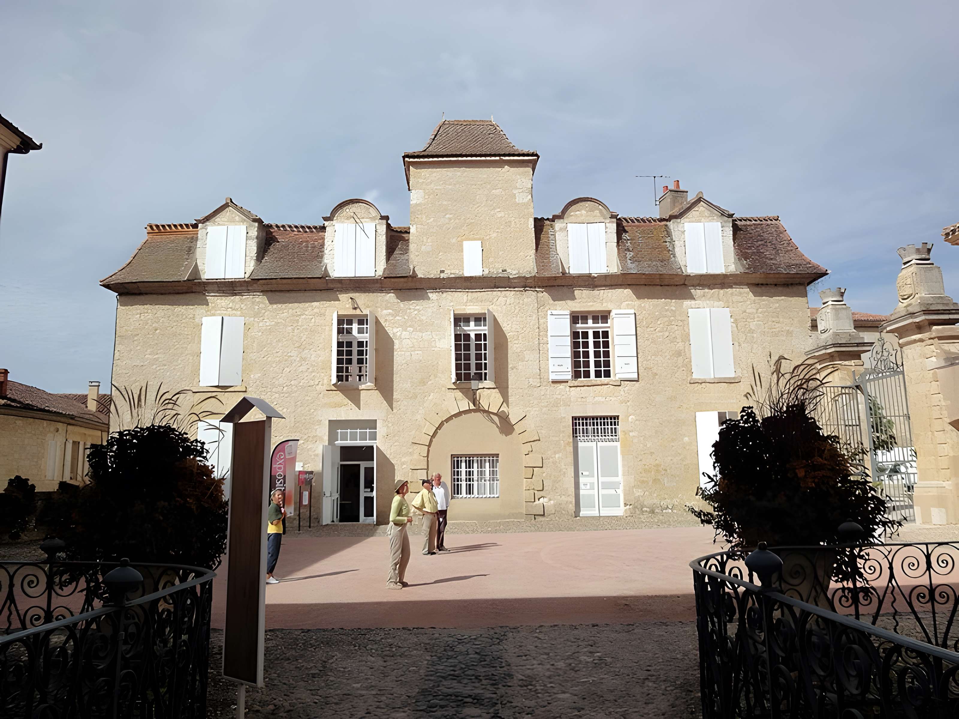 Le bâtiment de l'évêché occupé par l'hôtel de ville et le musée