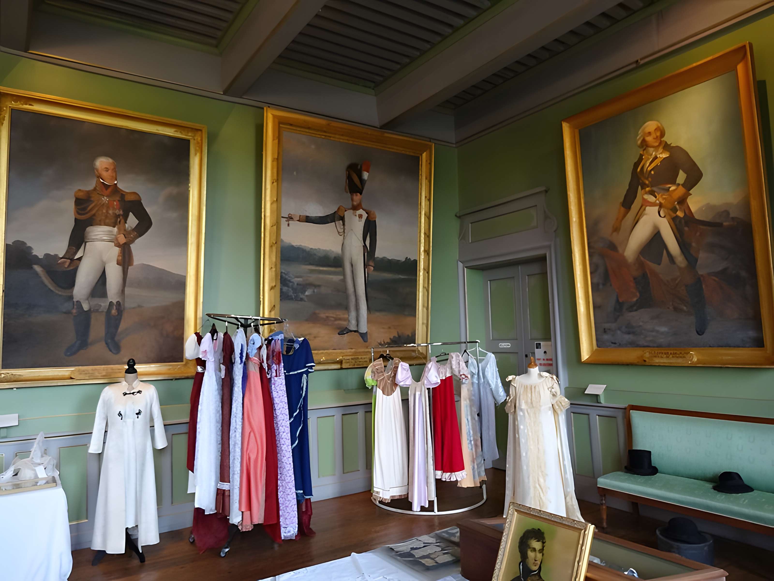 Le bâtiment de l'évêché occupé par l'hôtel de ville et le musée