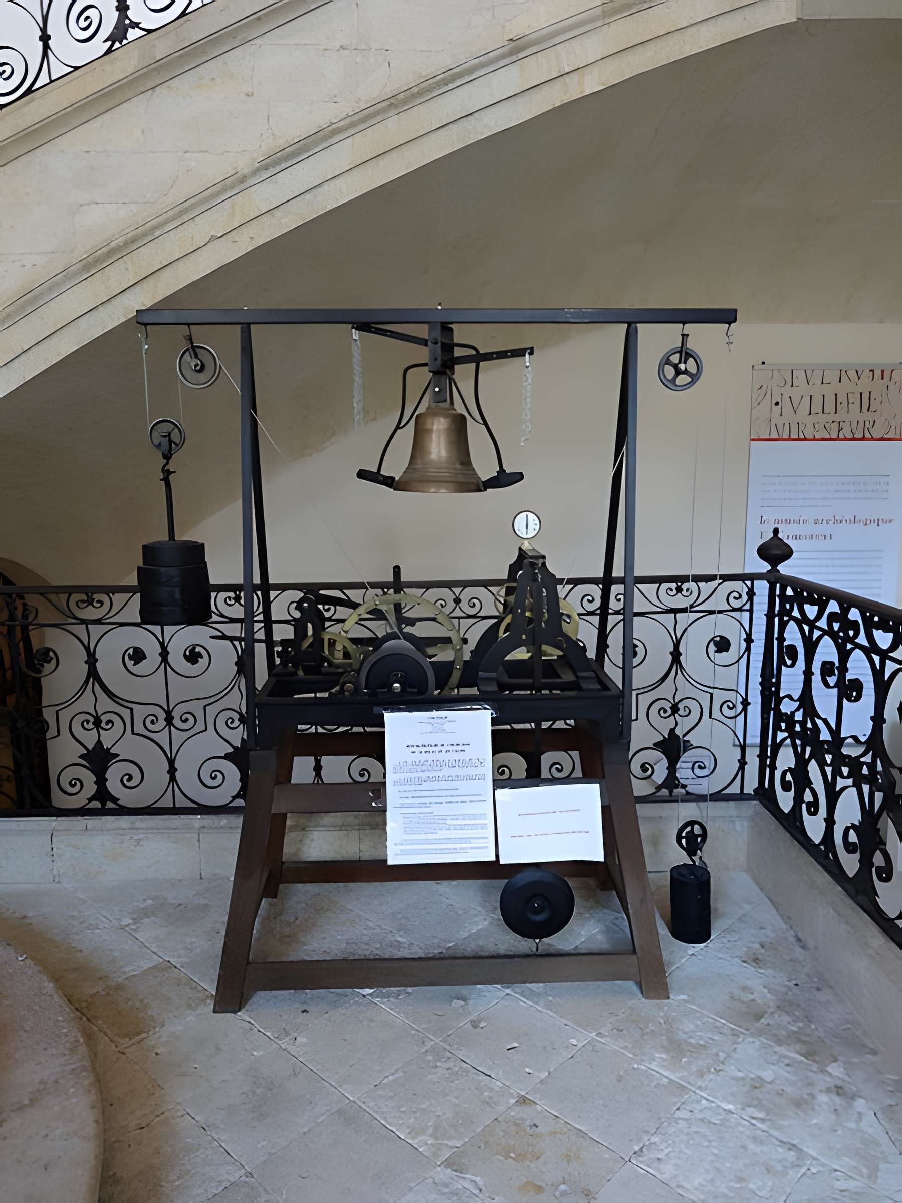 Le bâtiment de l'évêché occupé par l'hôtel de ville et le musée