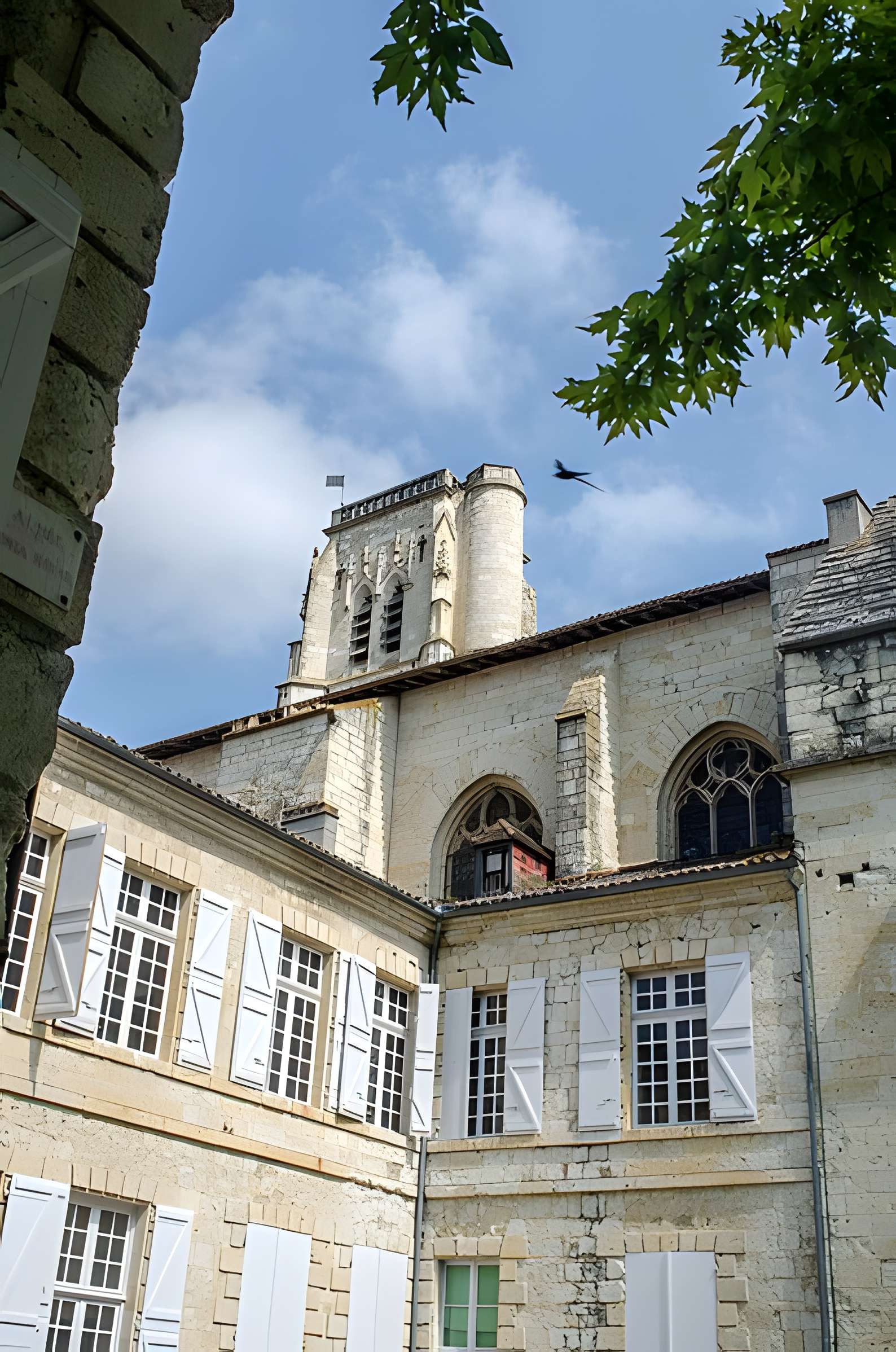 Le bâtiment de l'évêché occupé par l'hôtel de ville et le musée