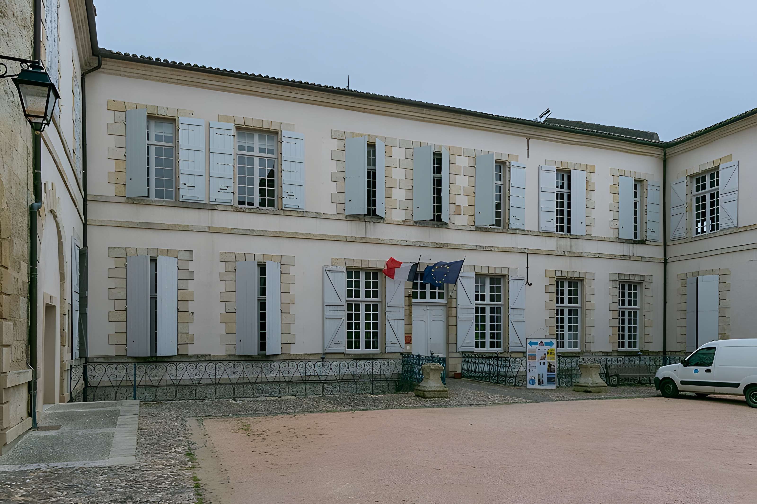 Le bâtiment de l'évêché occupé par l'hôtel de ville et le musée