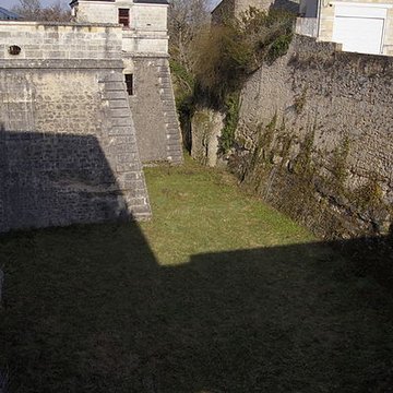 Ancienne porte du potager des Ducs dEpernon.