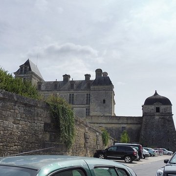 Ancienne porte du potager des Ducs dEpernon.