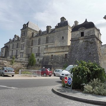 Ancienne porte du potager des Ducs dEpernon.