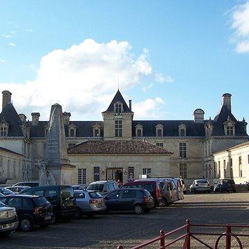Ancienne porte du potager des Ducs dEpernon.