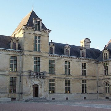Ancienne porte du potager des Ducs dEpernon.