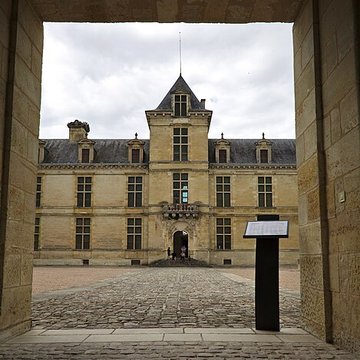 Ancienne porte du potager des Ducs dEpernon.