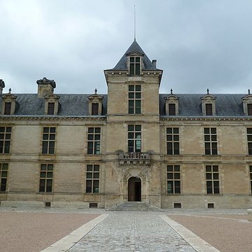 Ancienne porte du potager des Ducs dEpernon.