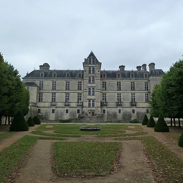 Ancienne porte du potager des Ducs dEpernon.