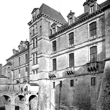 Ancienne porte du potager des Ducs dEpernon.
