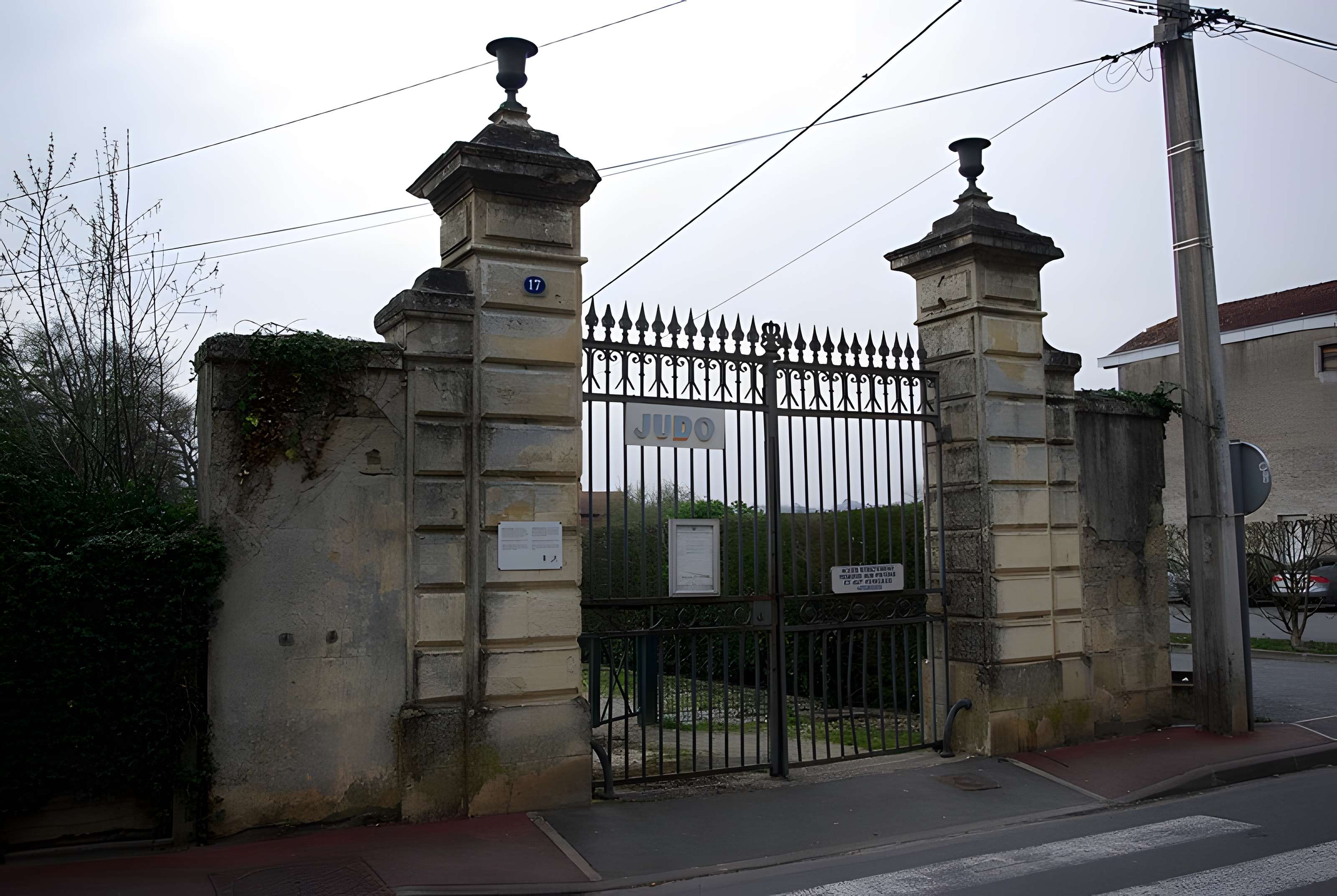 Ancienne porte du potager des Ducs d'Epernon.
