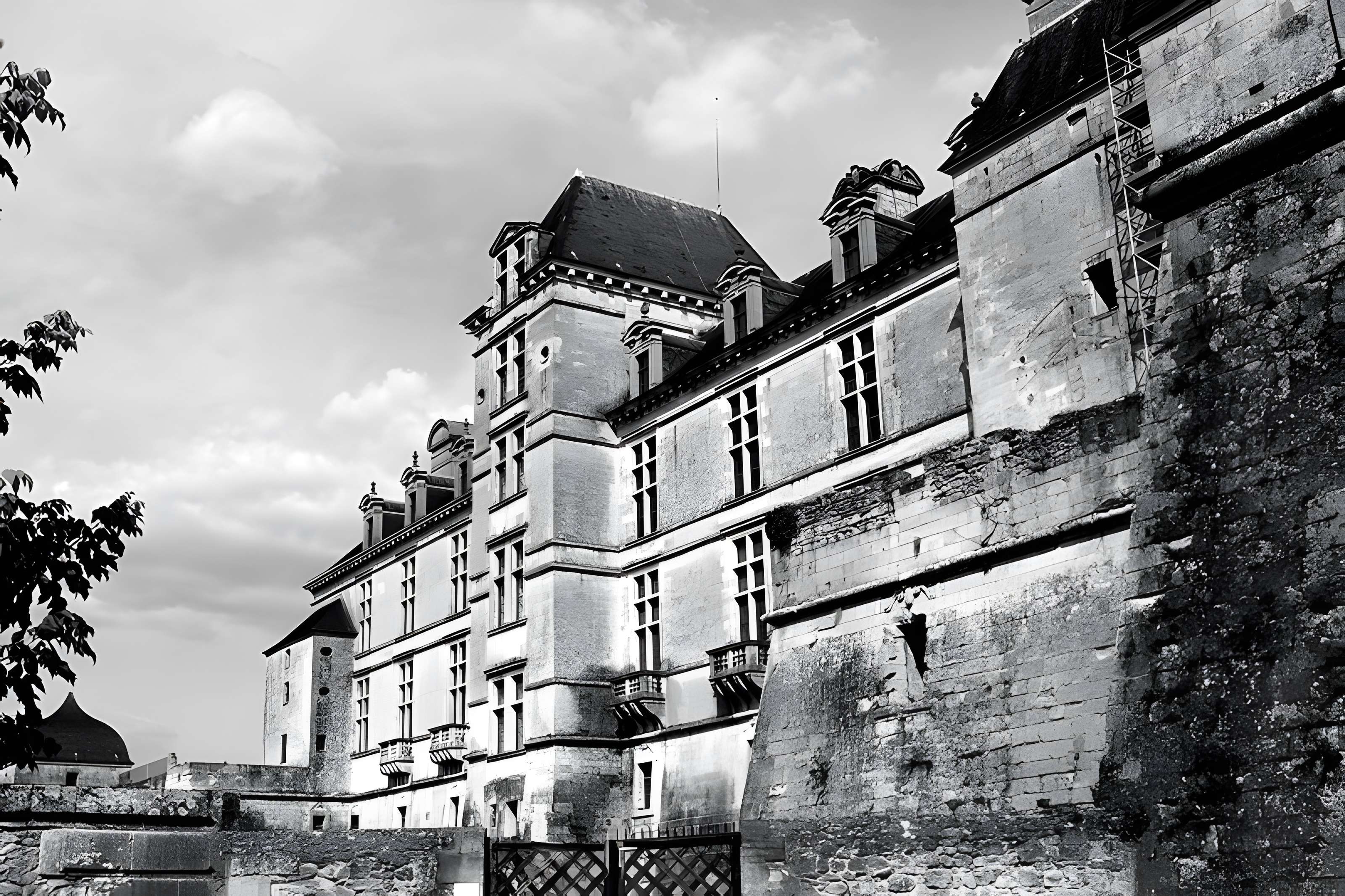 Ancienne porte du potager des Ducs d'Epernon.