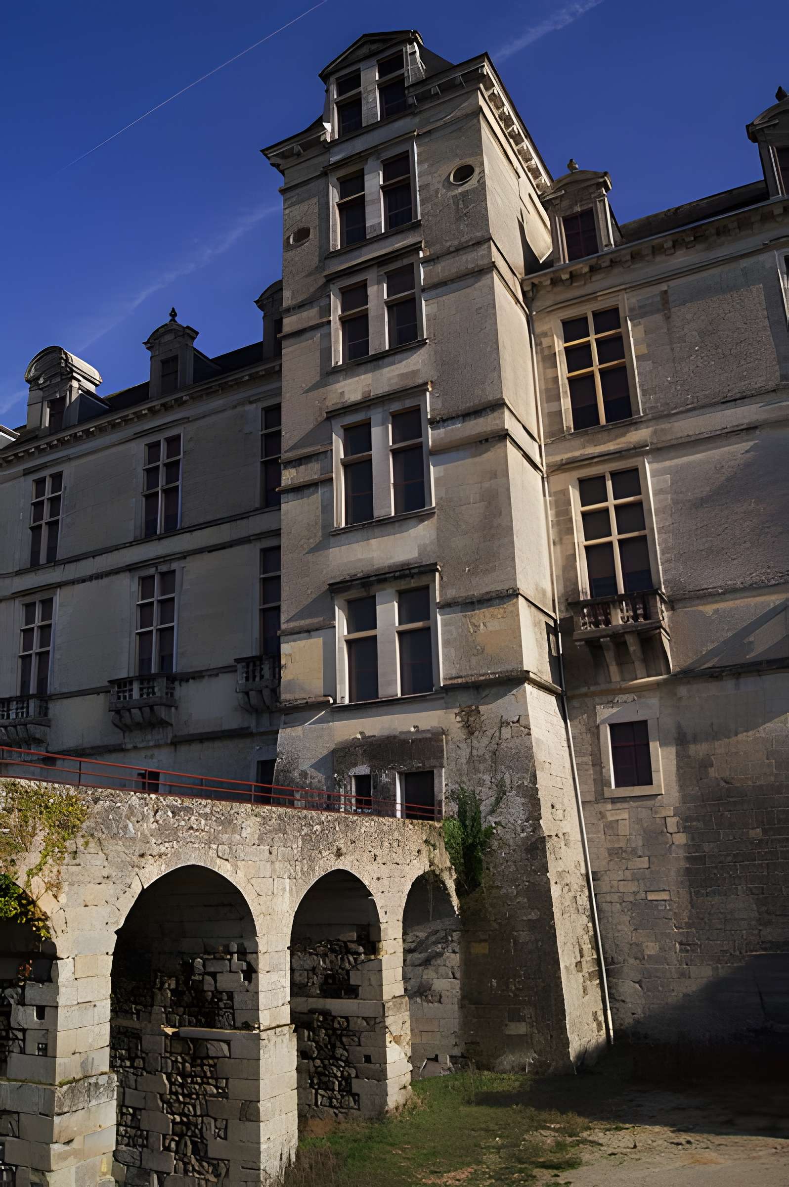 Ancienne porte du potager des Ducs d'Epernon.