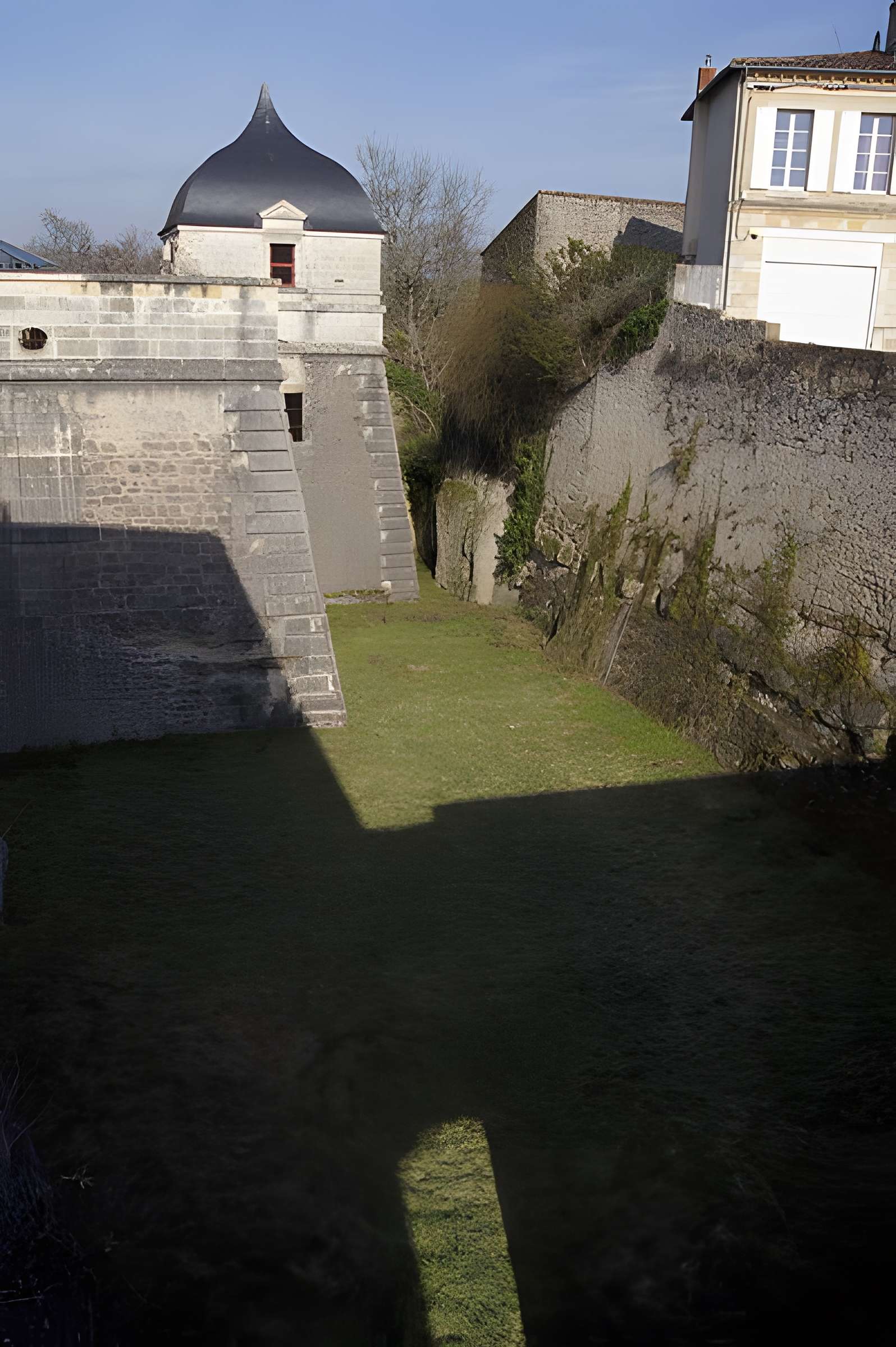 Ancienne porte du potager des Ducs d'Epernon.