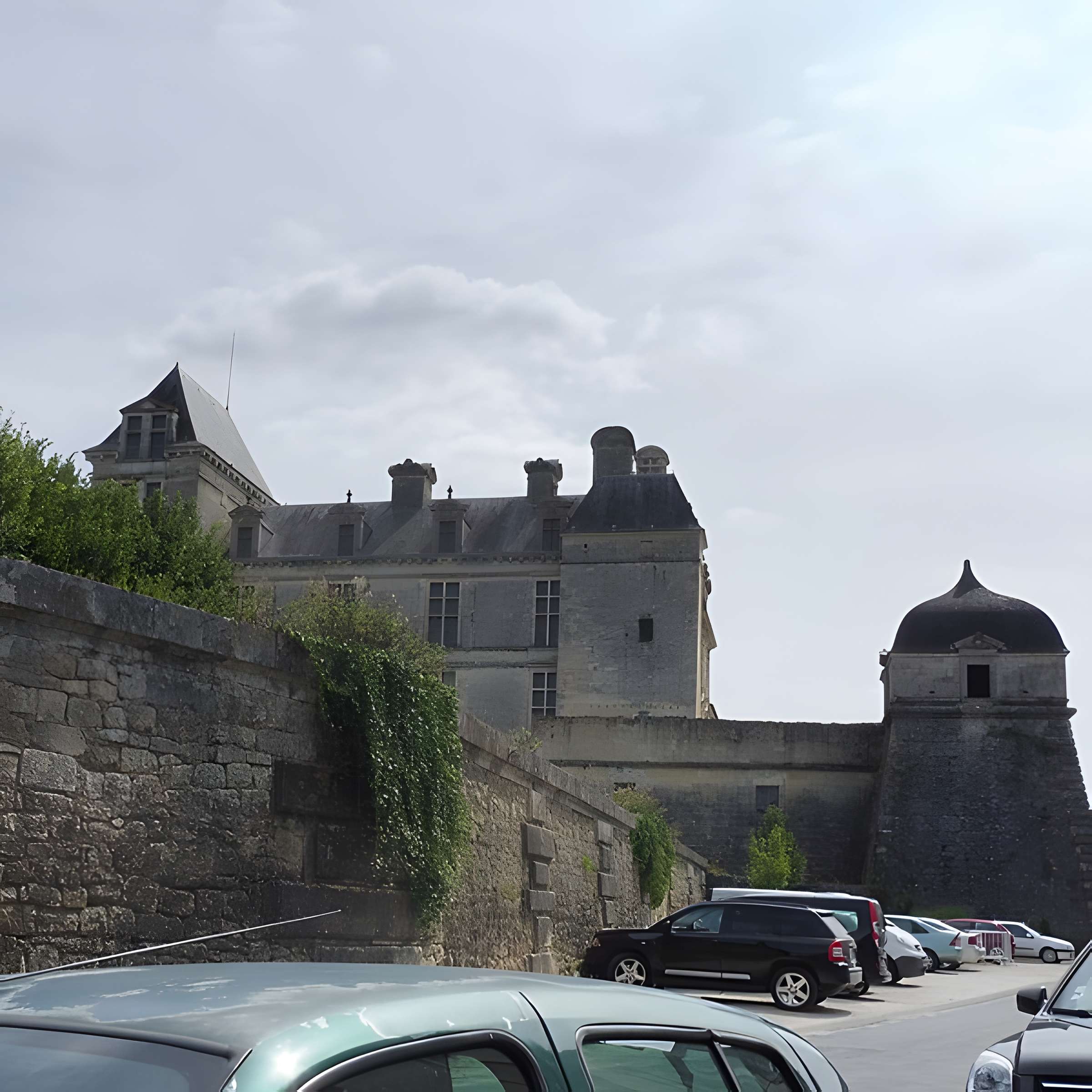 Ancienne porte du potager des Ducs d'Epernon.