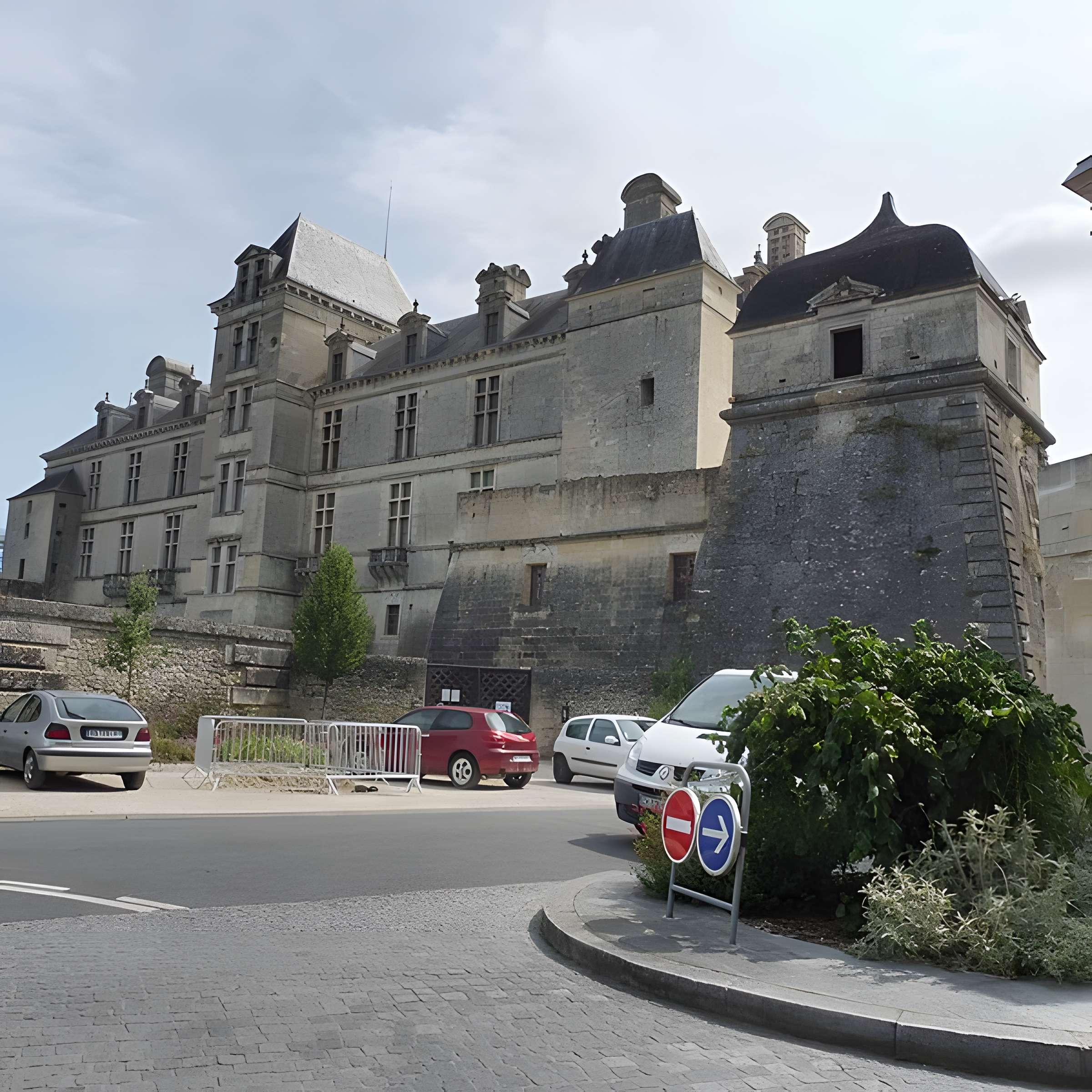 Ancienne porte du potager des Ducs d'Epernon.