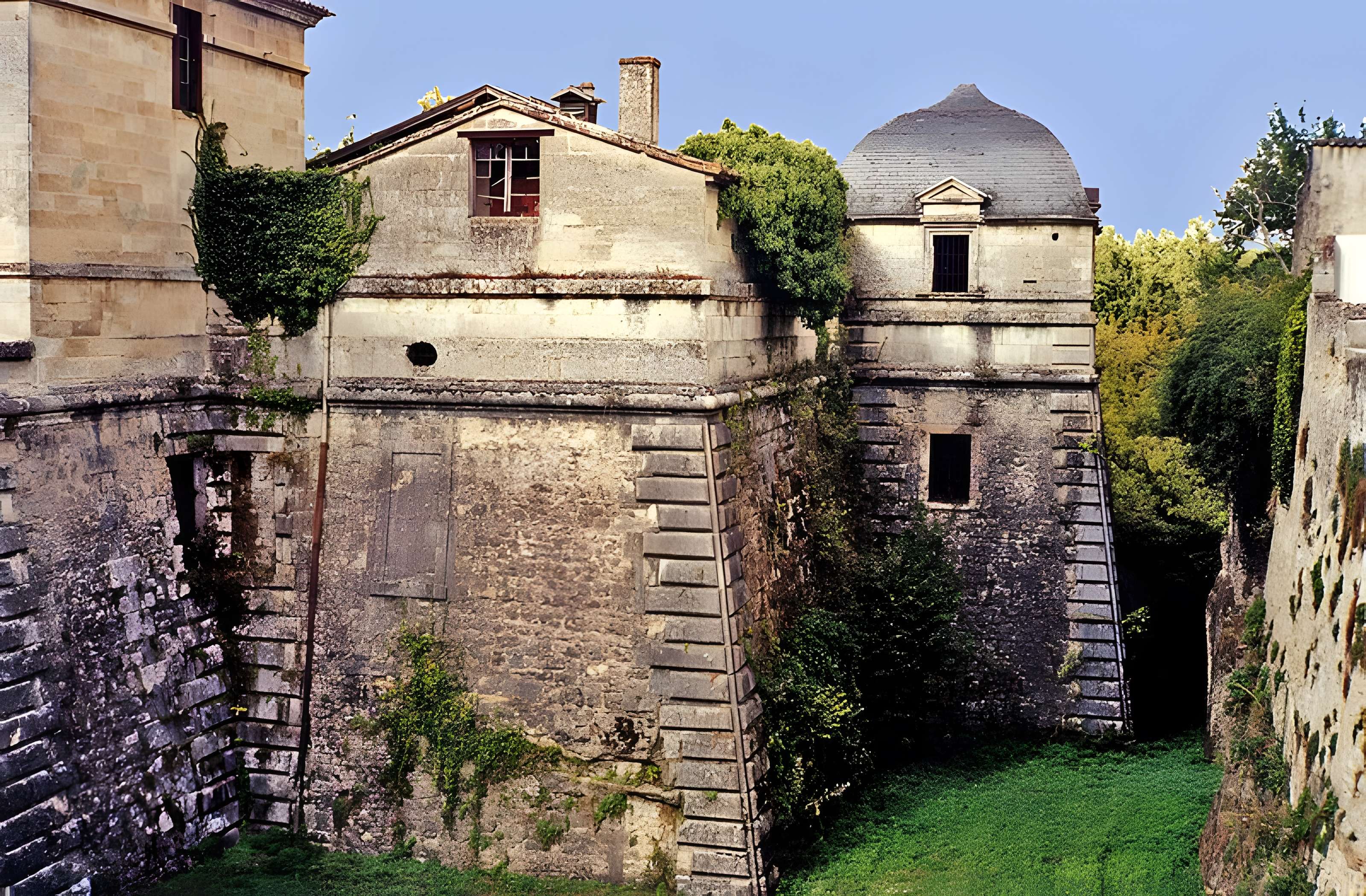 Ancienne porte du potager des Ducs d'Epernon.