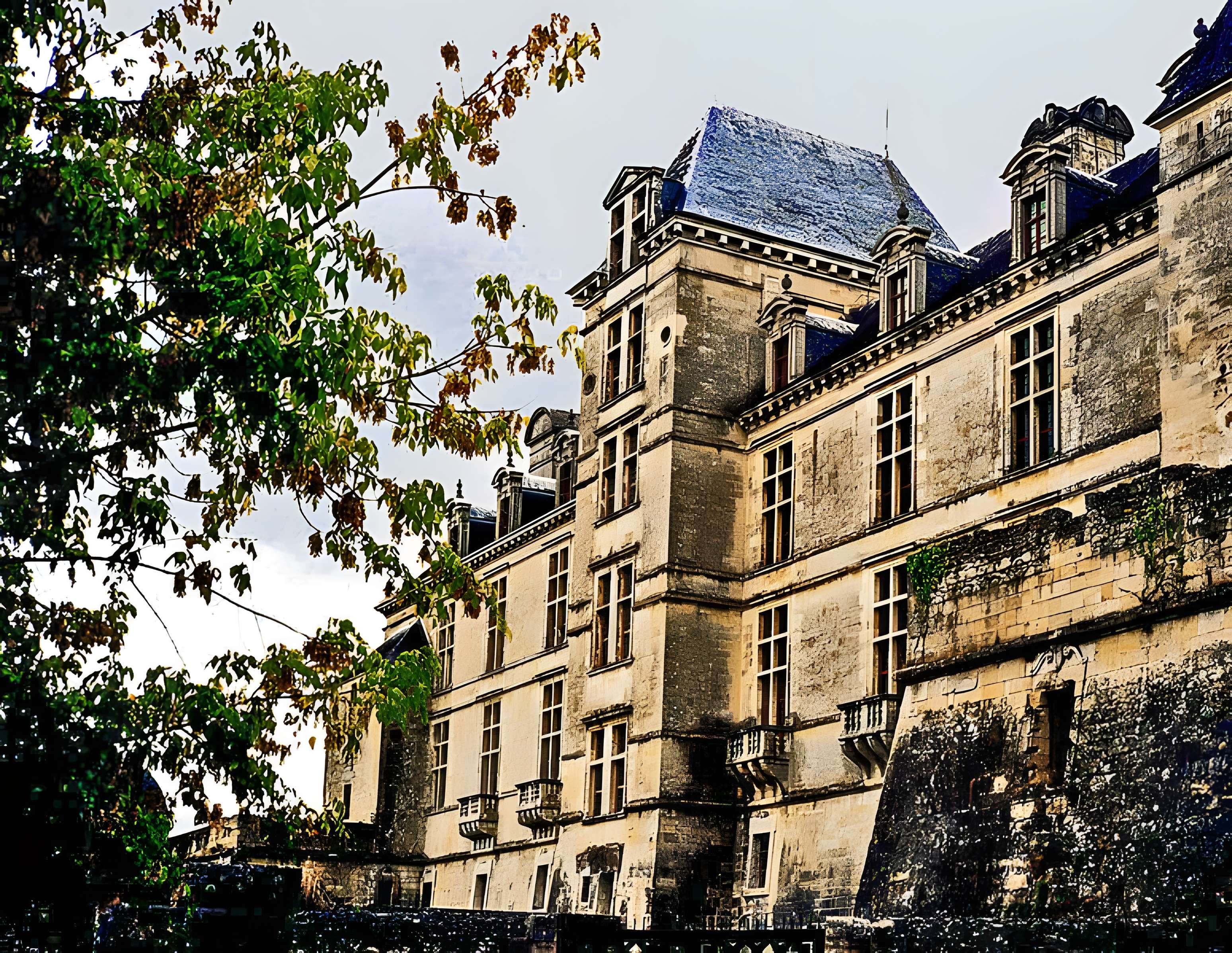 Ancienne porte du potager des Ducs d'Epernon.