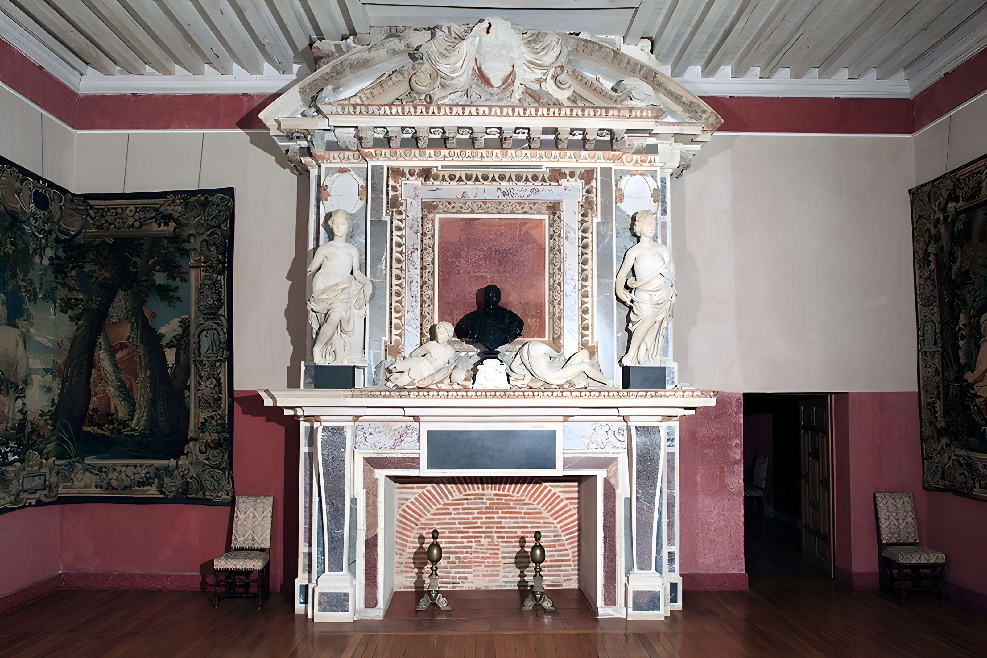 Ancienne porte du potager des Ducs d'Epernon.