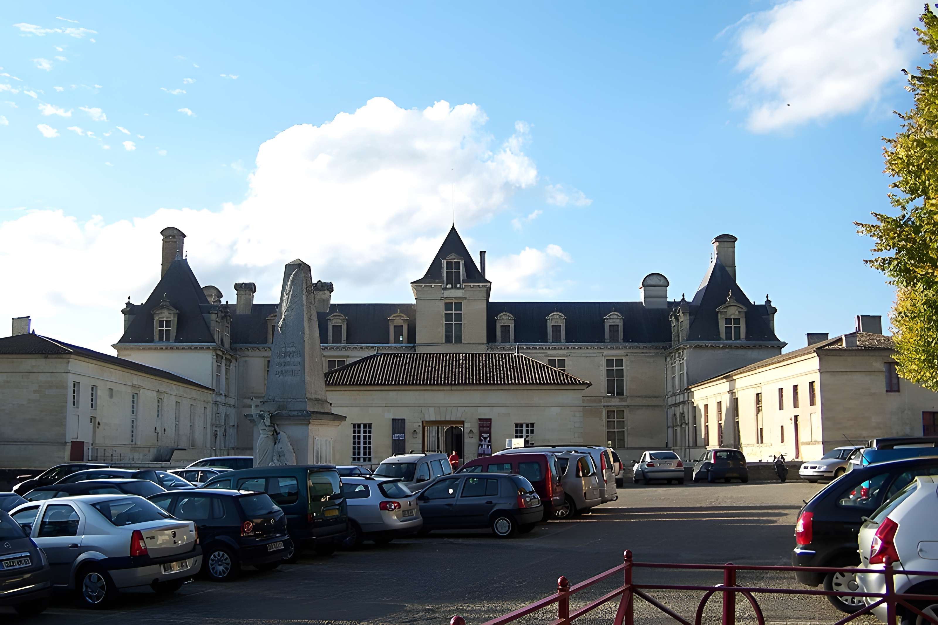 Ancienne porte du potager des Ducs d'Epernon.