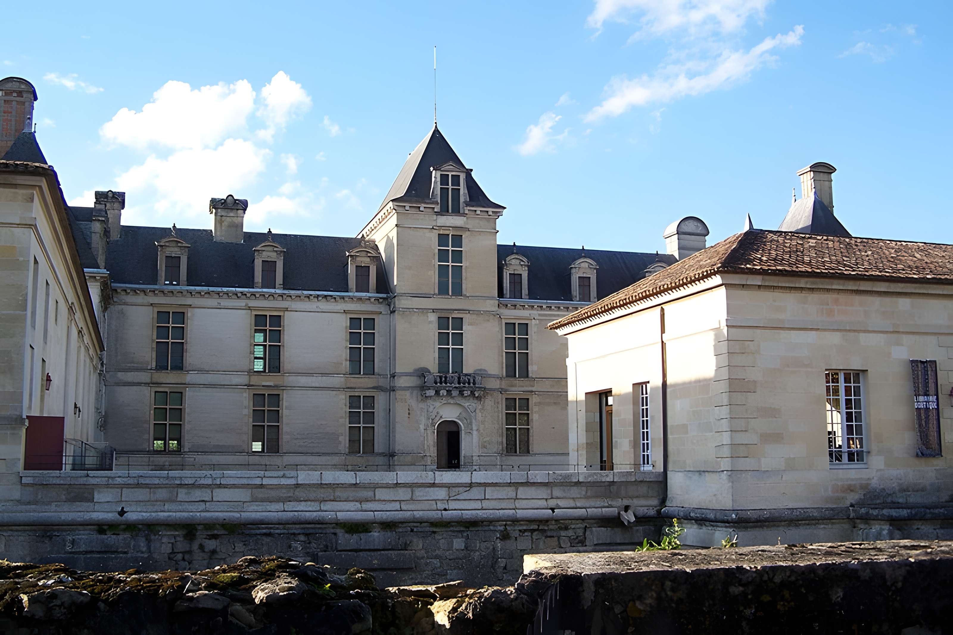 Ancienne porte du potager des Ducs d'Epernon.