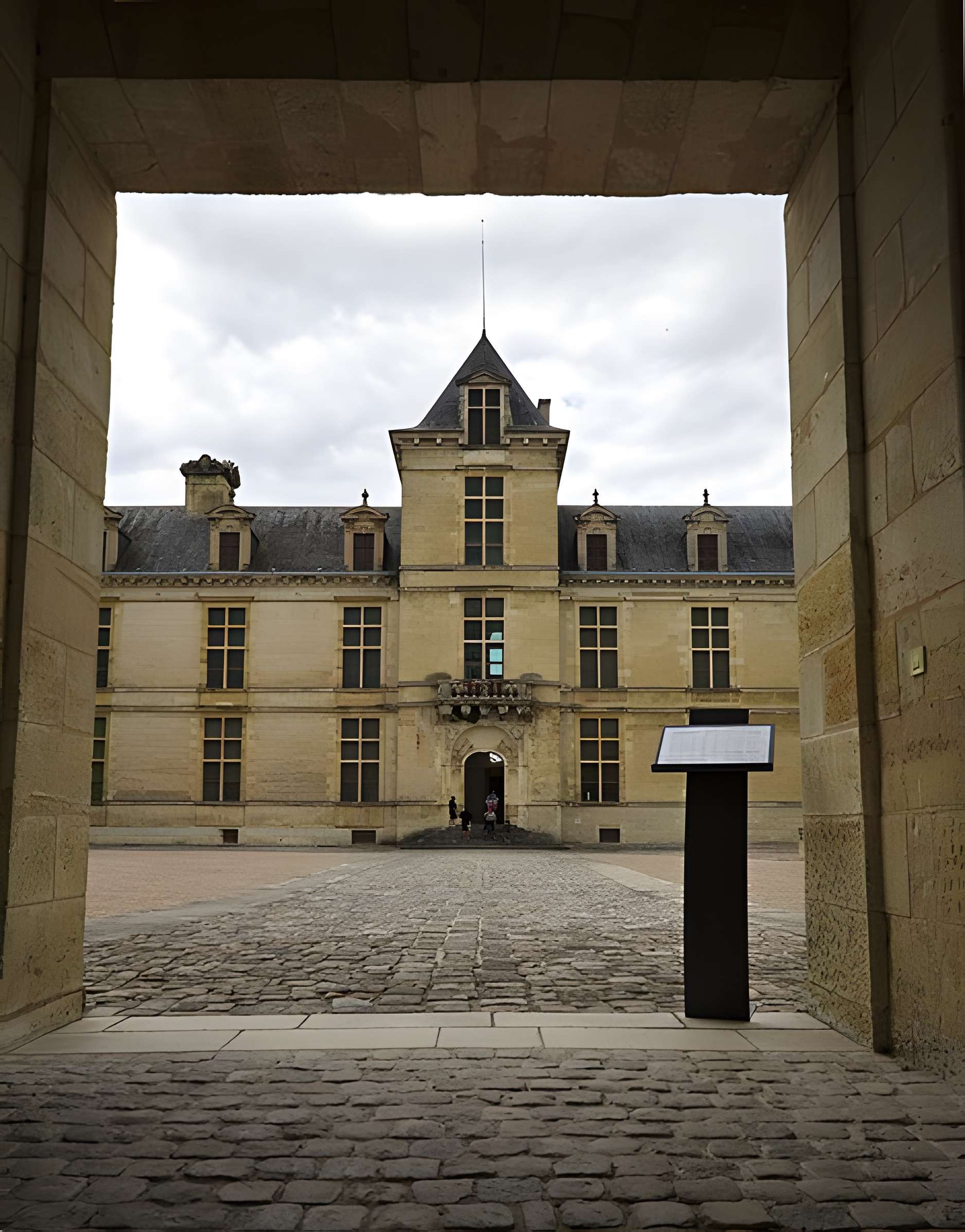 Ancienne porte du potager des Ducs d'Epernon.