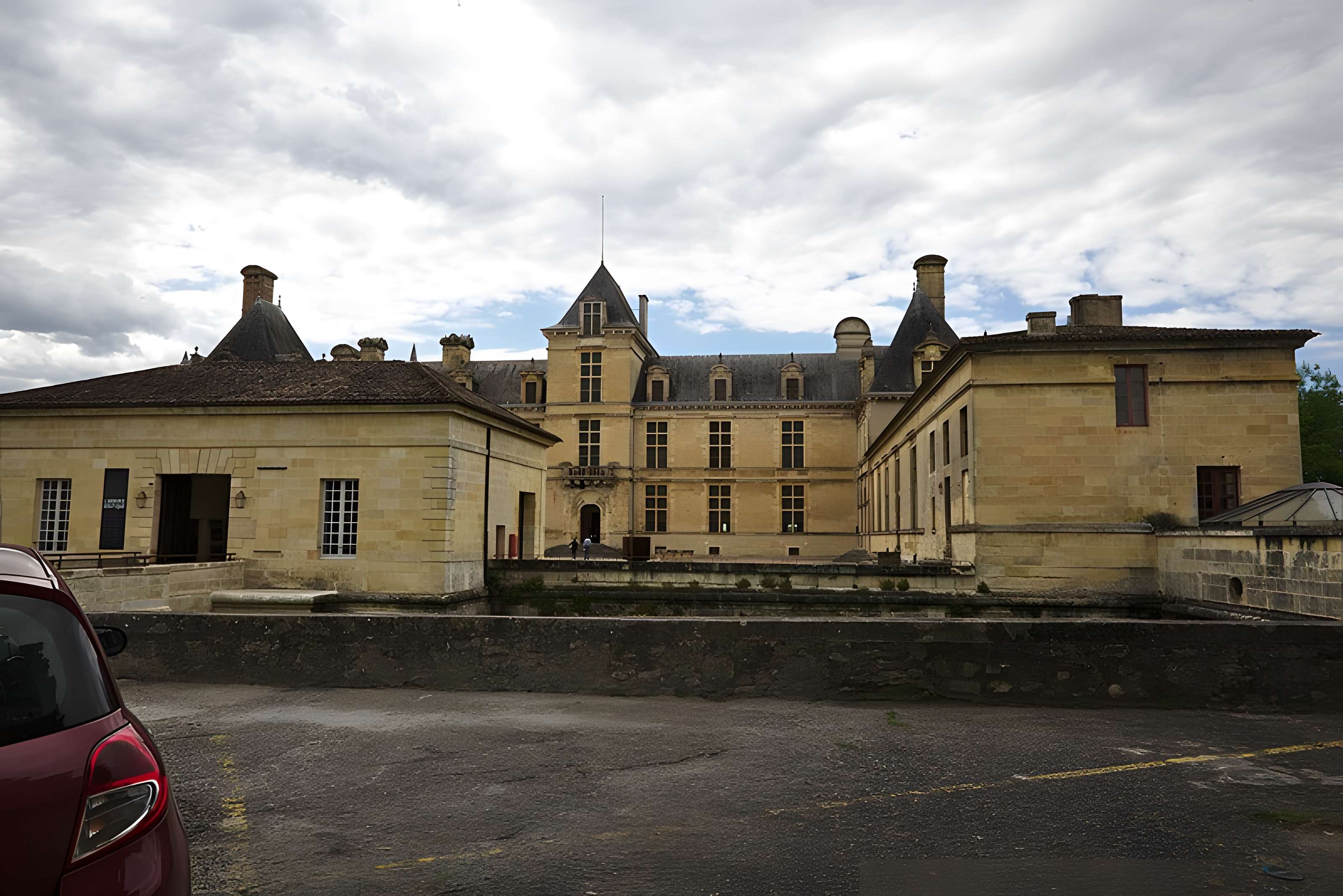 Ancienne porte du potager des Ducs d'Epernon.