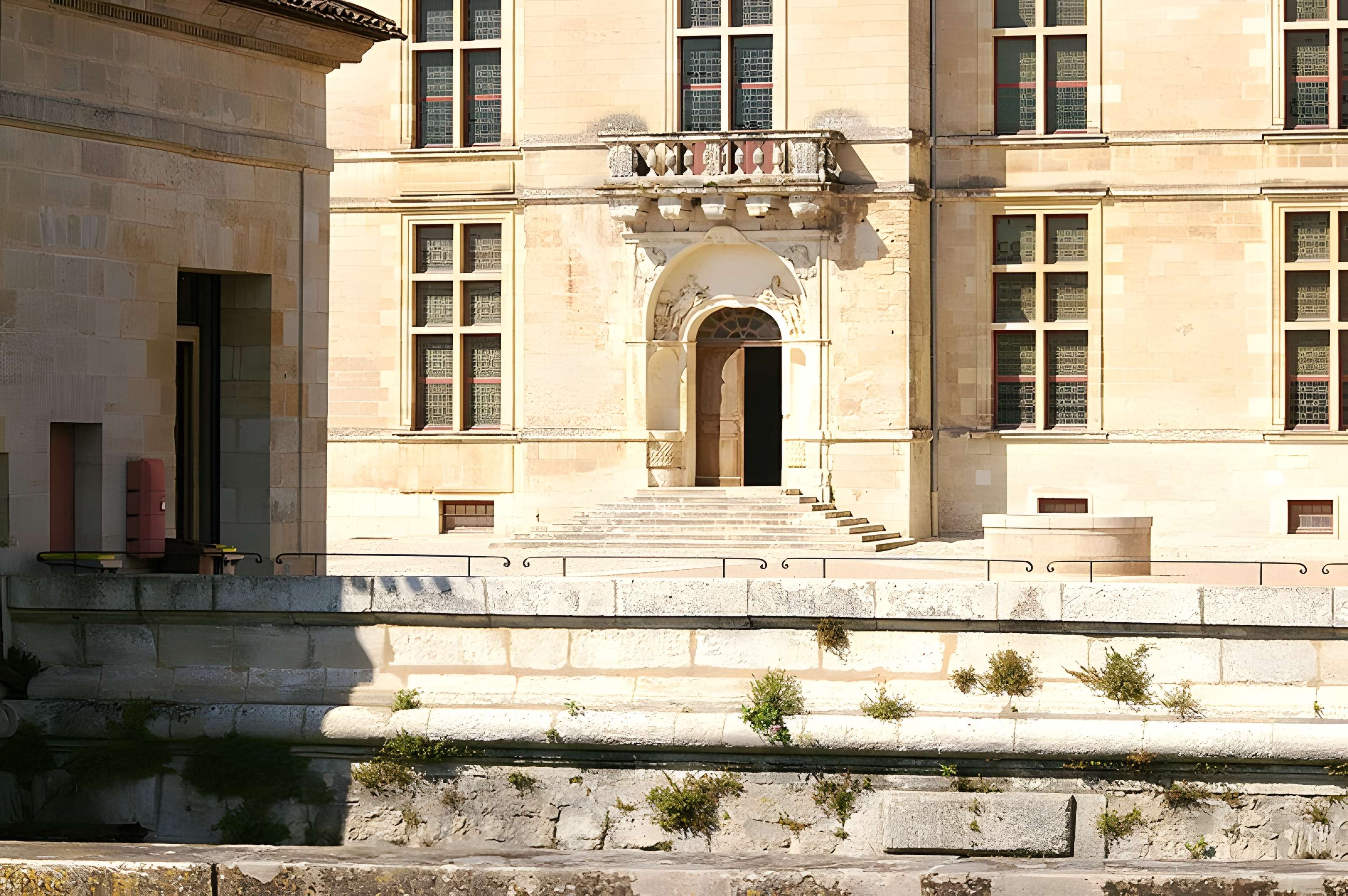 Ancienne porte du potager des Ducs d'Epernon.