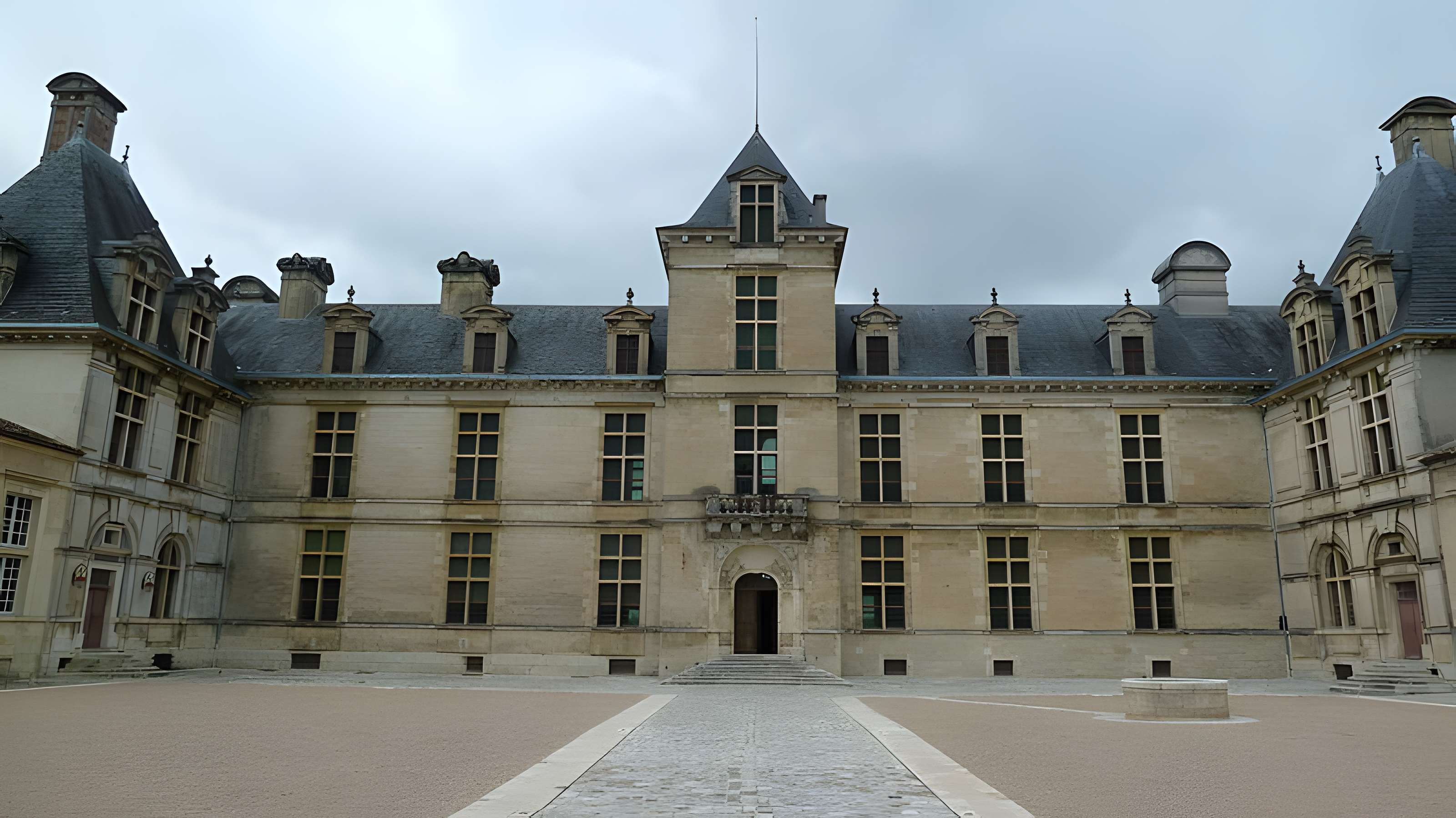 Ancienne porte du potager des Ducs d'Epernon.