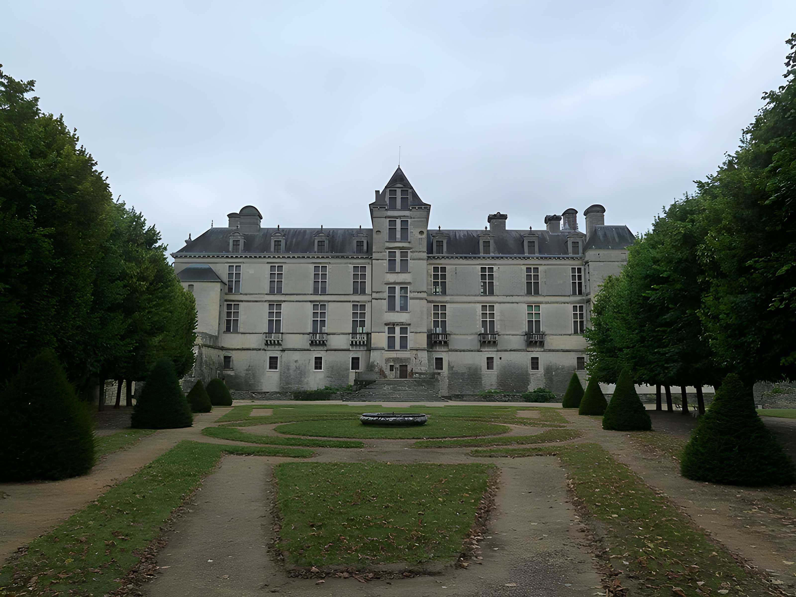 Ancienne porte du potager des Ducs d'Epernon.