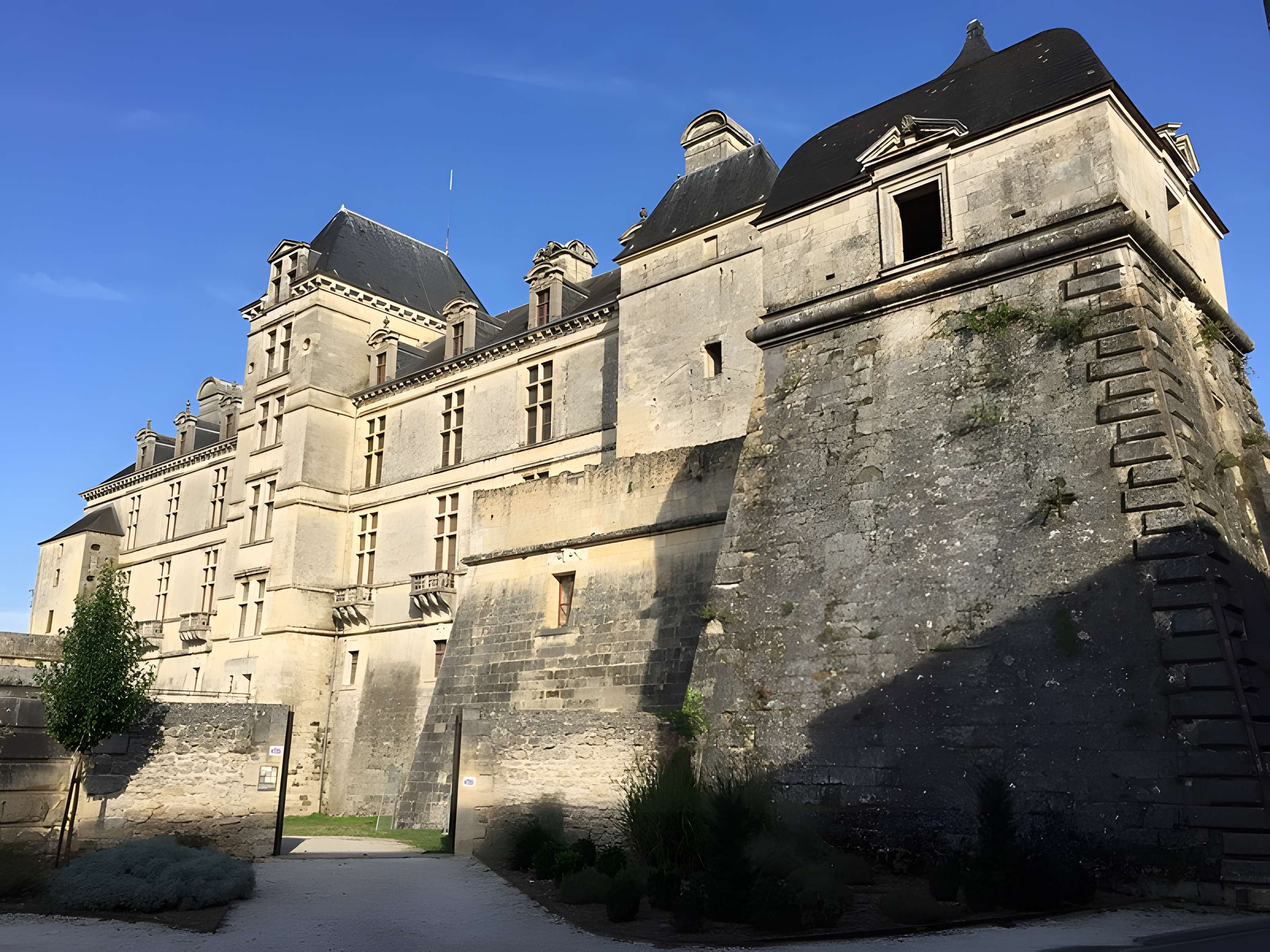 Ancienne porte du potager des Ducs d'Epernon.