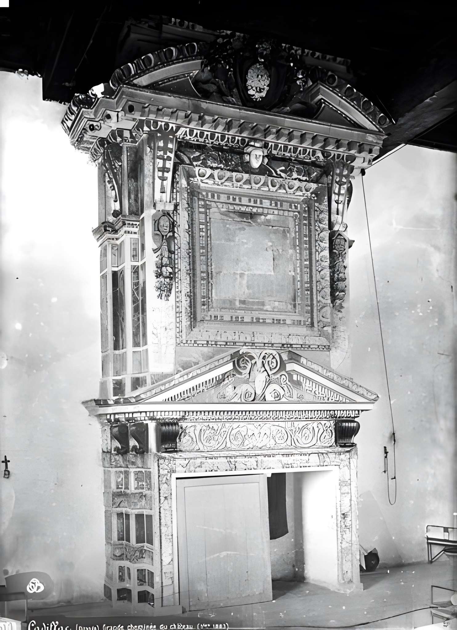 Ancienne porte du potager des Ducs d'Epernon.