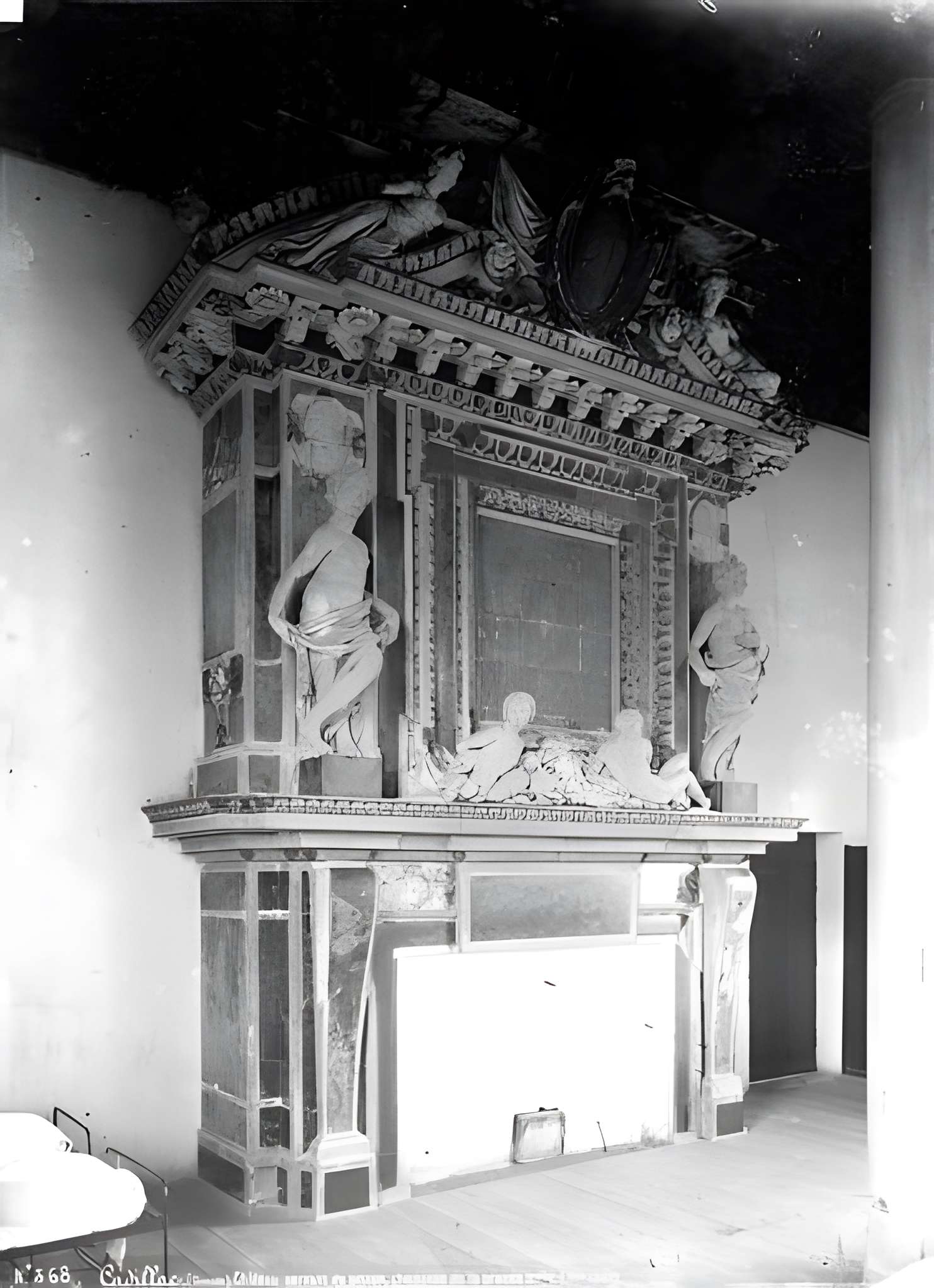 Ancienne porte du potager des Ducs d'Epernon.