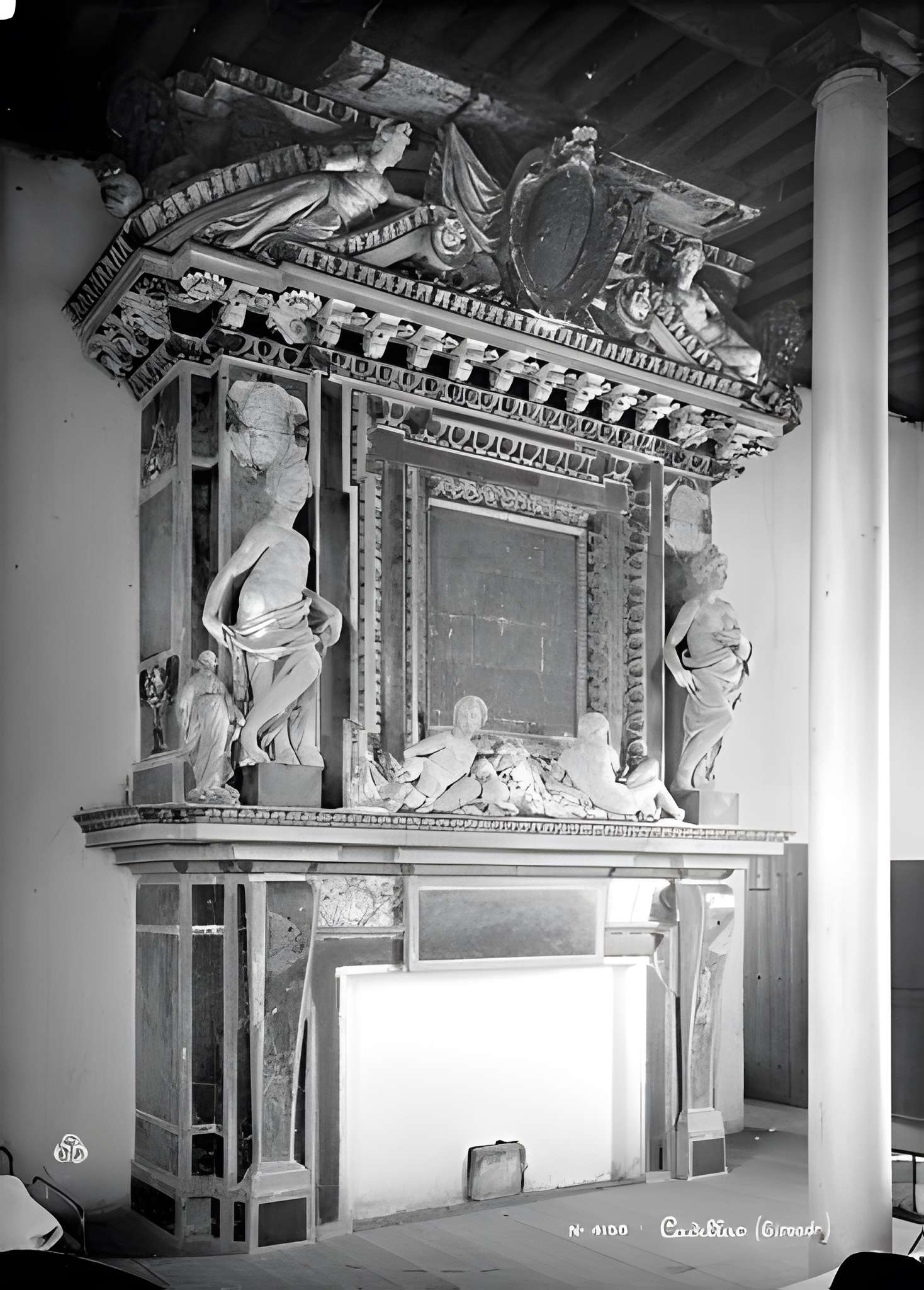 Ancienne porte du potager des Ducs d'Epernon.