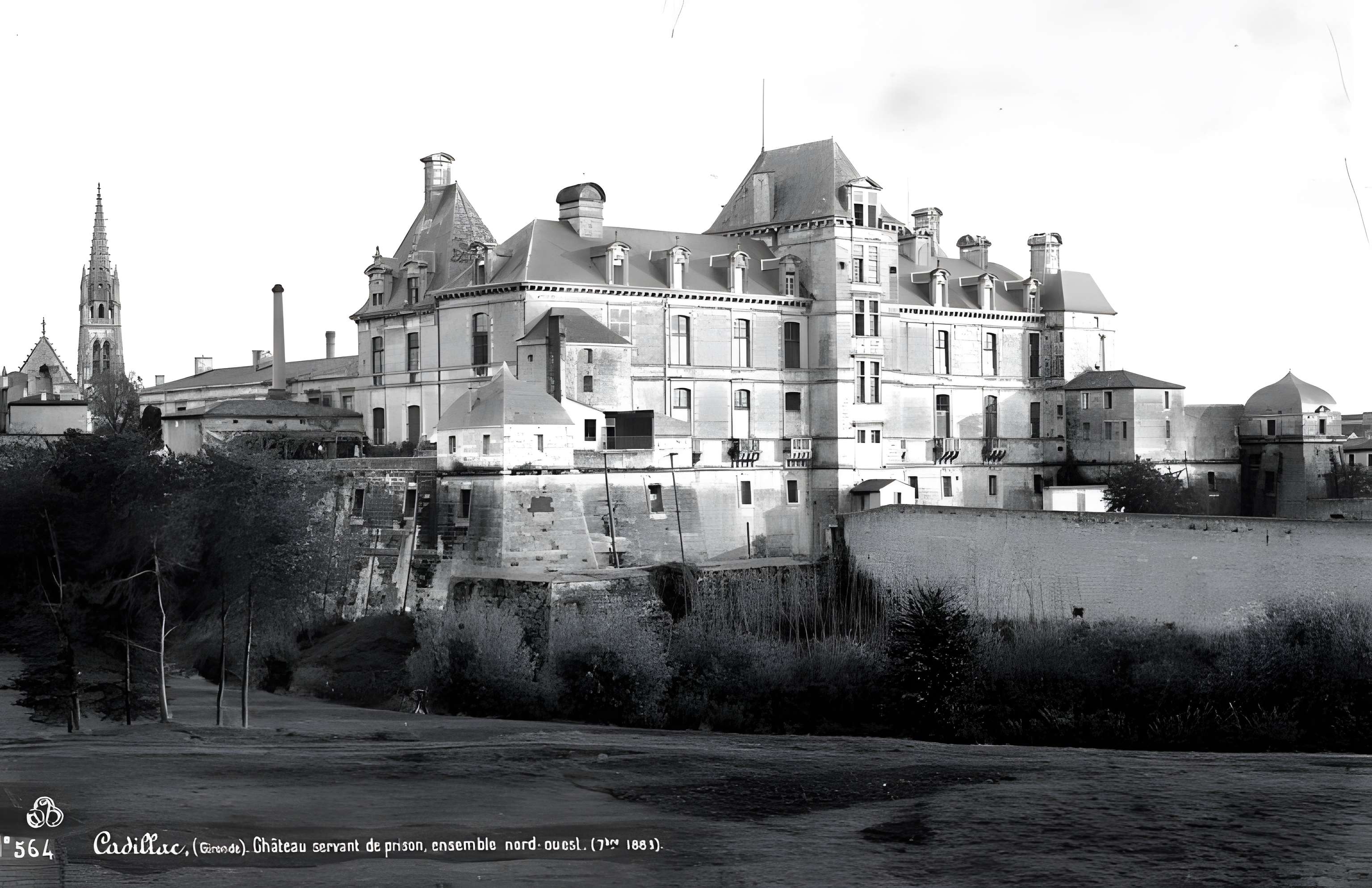 Ancienne porte du potager des Ducs d'Epernon.