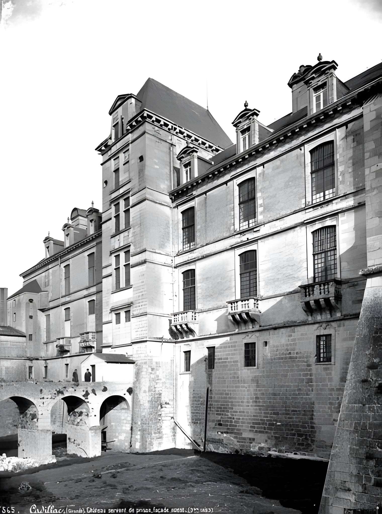 Ancienne porte du potager des Ducs d'Epernon.