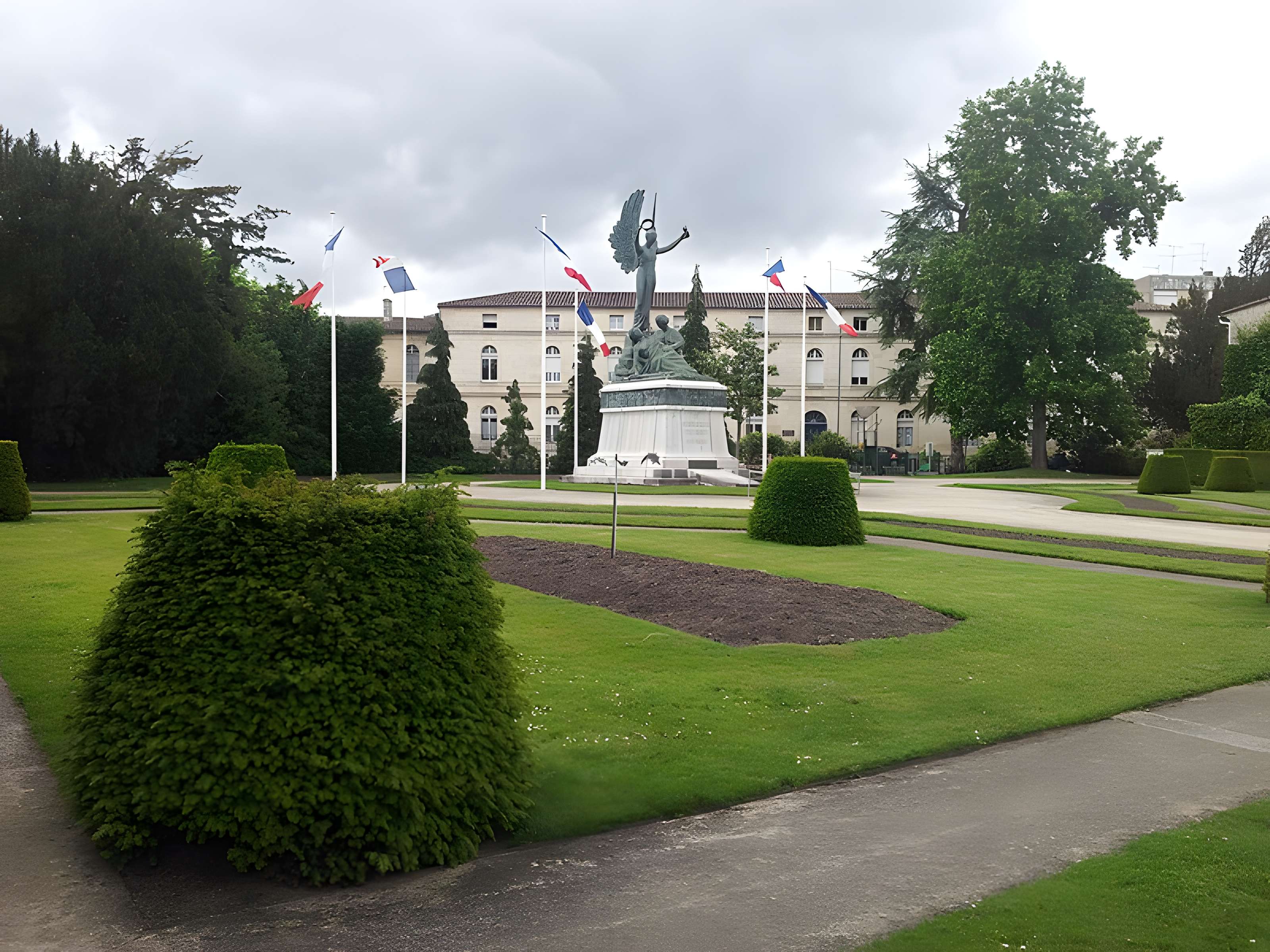 Monument aux morts de la guerre de 1914-1918, situé Jardin du Poilu