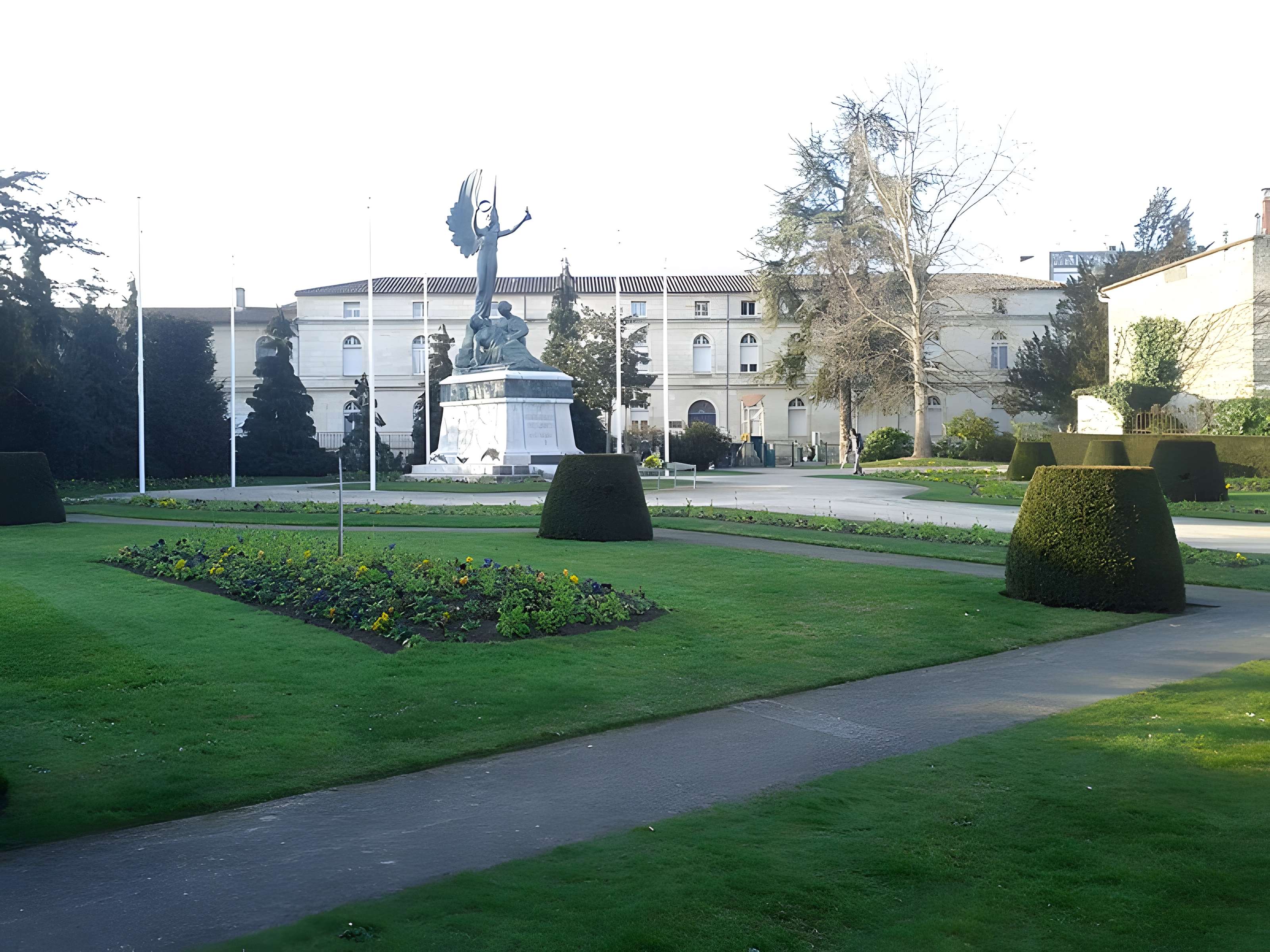 Monument aux morts de la guerre de 1914-1918, situé Jardin du Poilu