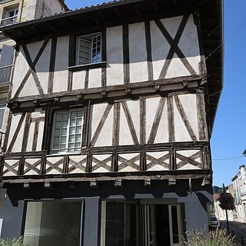 Maison dangle à tourelle