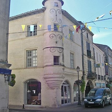 Maison dangle à tourelle