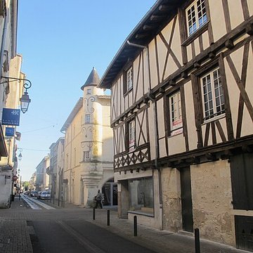 Maison dangle à tourelle