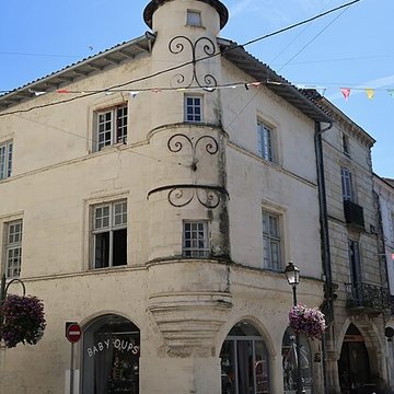 Maison dangle à tourelle