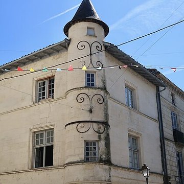 Maison dangle à tourelle