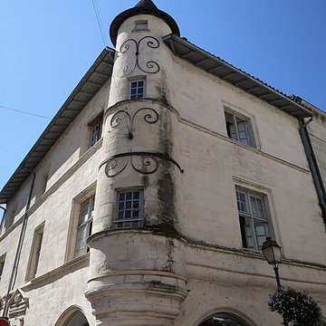 Maison dangle à tourelle
