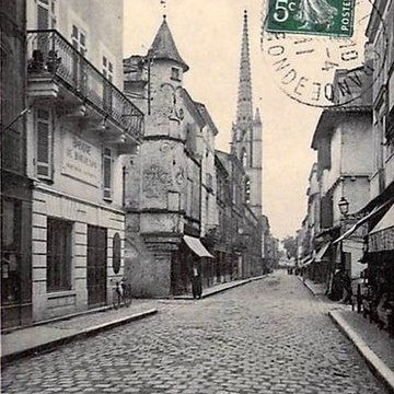 Maison dangle à tourelle
